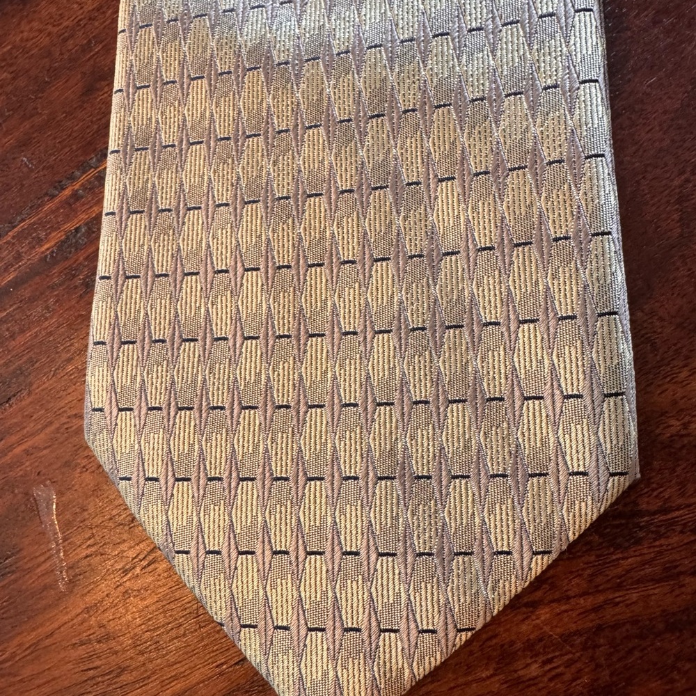 Elegant Patterned Tie in Gold and Gray